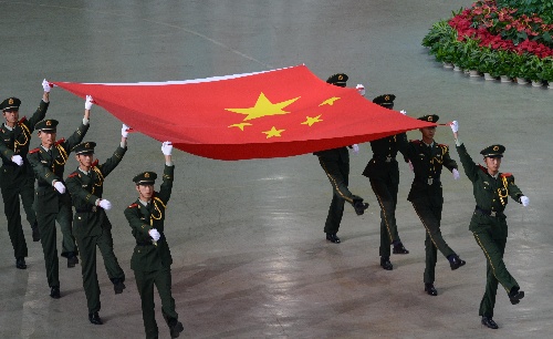 图文:第六届东亚运动会开幕 中国国旗入场