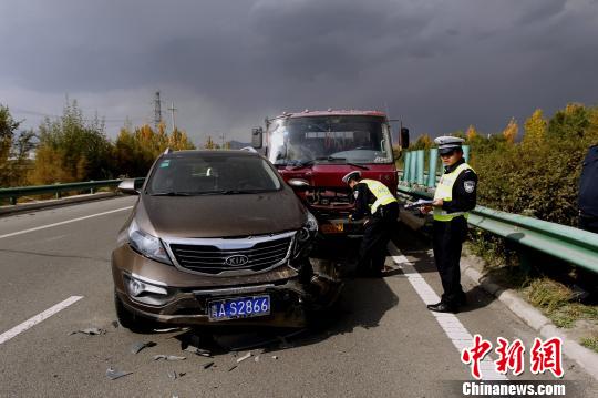 图为6日13时34分发生于宁大高速路的车祸事故现场 胡贵龙 摄