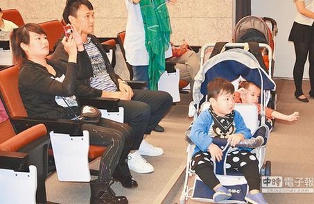 台湾新北市婴儿电影院10月6日开幕，在这个电影院里，小朋友可以自在走动、讲话，家长也能在没有压力下轻松看电影。来源 台湾《中国时报》