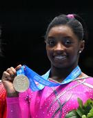 图文：体操世锦赛女子自由体操 拜尔斯展示金牌