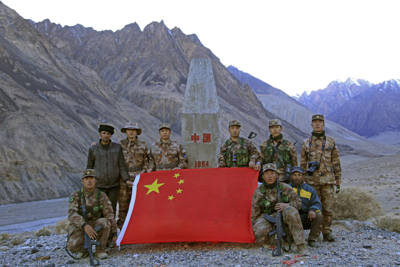 【组图】高清:驻新疆红其拉甫边防军人骑牦牛巡逻(组图)