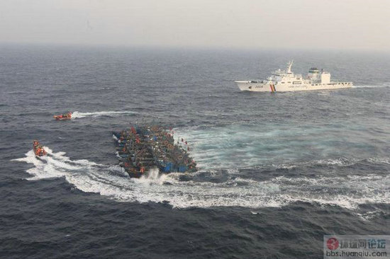 韩国海警拦截两艘中国渔船时发生冲突 六人受
