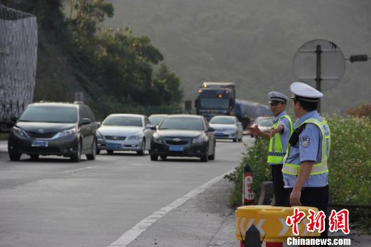 京港澳高速韶关段车流滚滚 长假7天事故210起(组图)