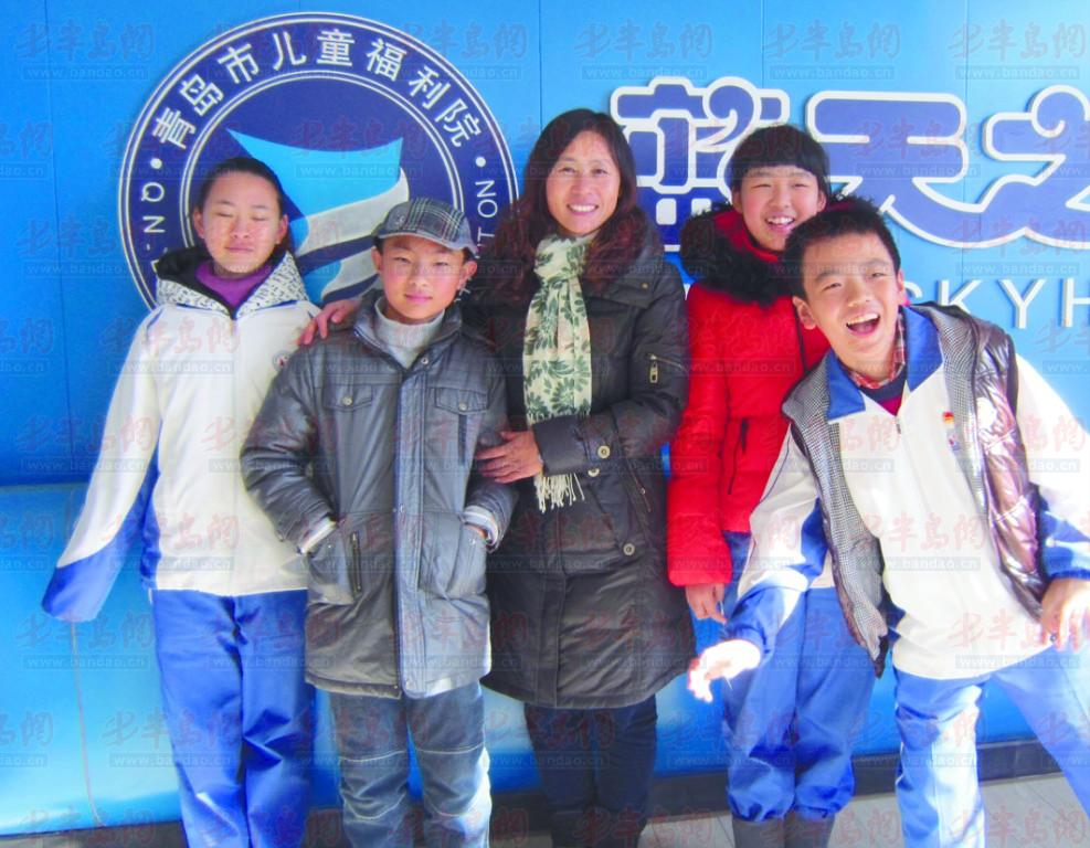 姜霞带着学生去儿童福利院.