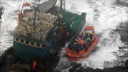 韩海警拦截涉嫌非法捕捞的中国籍渔船。