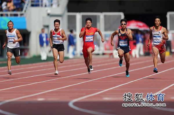 图文:苏炳添进男子100米决赛 赛道上追逐