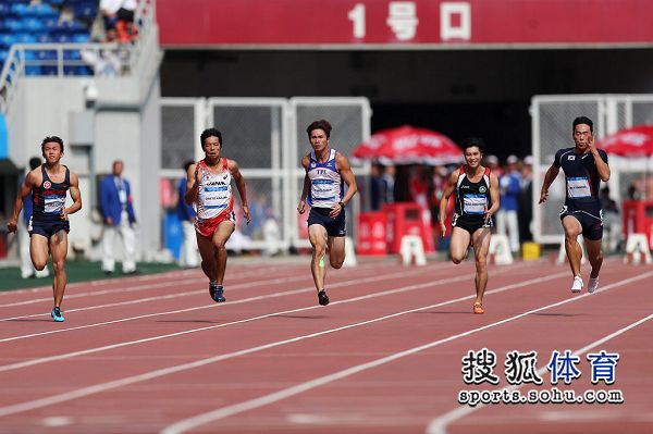 图文:苏炳添进男子100米决赛 赛道拼搏