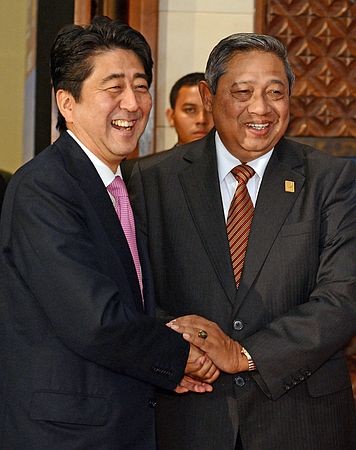 日本首相安倍晋三（左）当地时间7日在印尼巴厘岛与印尼总统苏西洛（右）举行了会谈。