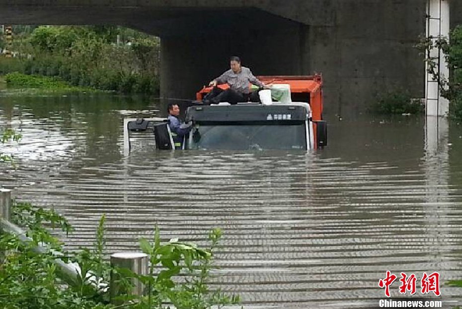 菲特残余狂扫上海罕见暴雨致同济大学被淹