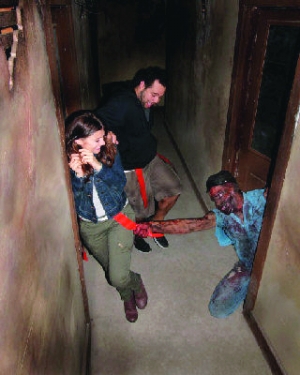图为宾州"10月惊悚节"活动中,一名演员在鬼屋扮鬼吓唬游客.
