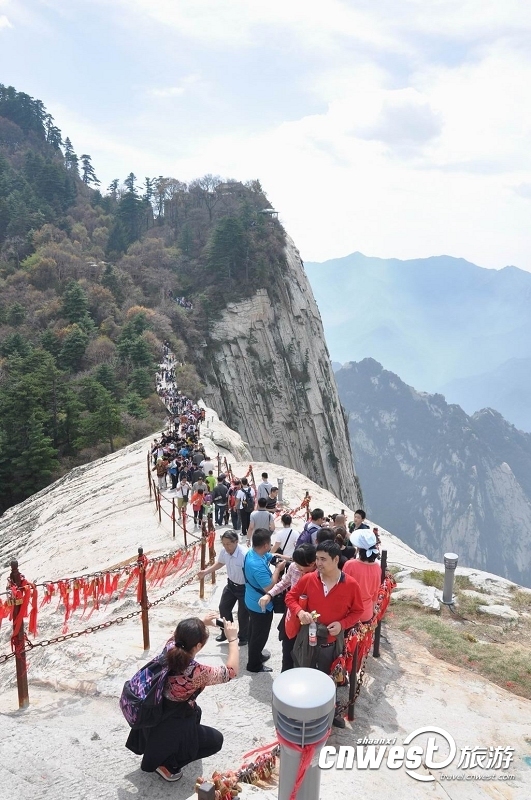 陕西华山景区长空栈道国庆节景象,图为游客排队过"天险".