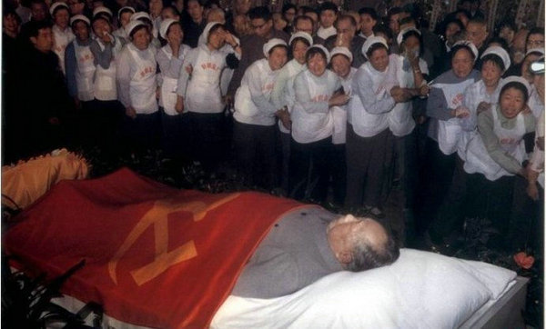 资料图:毛泽东与世长辞。