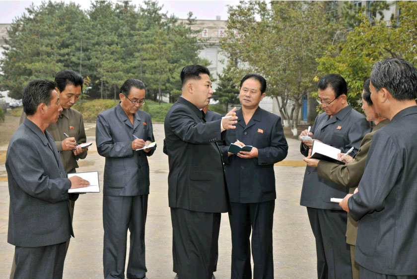 据朝中社8日日消息，朝鲜最高领导人金正恩视察一期工程建成的朝鲜人民军第621号育种场。（《劳动新闻》图片）