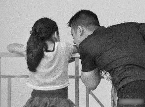 孙志浩之前带女儿看电影，很疼女儿的他还有吻女儿的手臂。