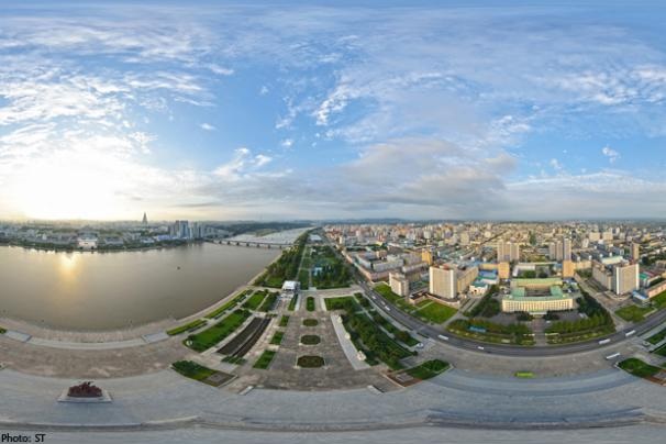 从主题思想塔角度拍摄的平壤城市风光全景图,由新加坡摄影师阿兰姆