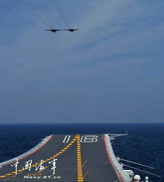 http://mil.sohu.com/20131009/n387796056.shtml mil.sohu.com false 人民网 黄子娟 http://military.people.com.cn/n/2013/1009/c1011-23135064.html report 7733 辽宁舰返航停靠青岛某军港资料图:中国首艘航母为核心的航母战斗群的编队。人民网10月9日电:近日,中国首艘航母辽宁舰顺利完成预定试验任务后,返航停靠青岛某军港,这