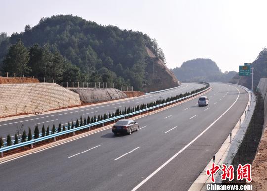 贵阳至惠水高速公路通车试运行(组图)