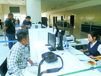 市民在济南市车管所新址业务大厅办理业务。