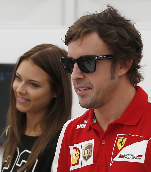 图文:F1日本大奖赛赛前 阿隆索与女友亮相