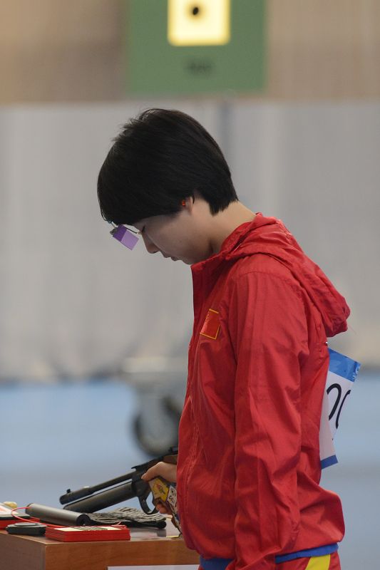 图文：苏玉玲夺10米气手枪冠军 苏玉玲在比赛中