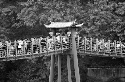 10月4日,游客在四川都江堰景区游览。