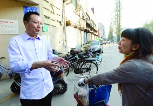教育局副局长张生（左）和家长交流 现代快报记者 施向辉 摄