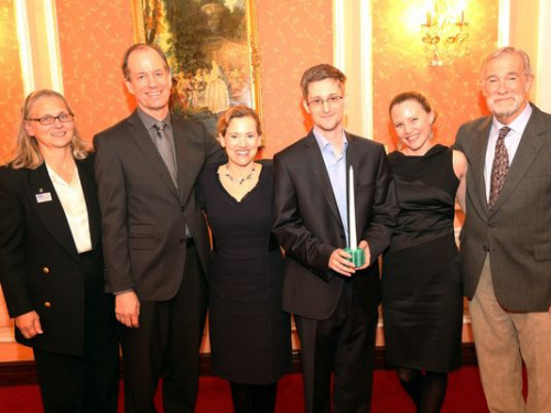 斯诺登在莫斯科接受“萨姆亚当斯奖” 今日美国