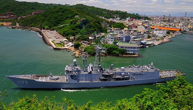 台湾勘测队登南海太平岛调查钻探 两军舰护航