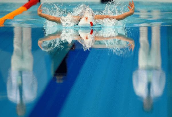 图文：中国游泳队出战东亚运 焦刘洋姿态优美