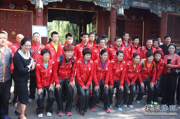 图文:中国乒乓球队去北大国乒合影