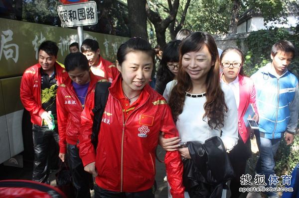 图文:中国乒乓球队去北大 郭跃笑看镜头
