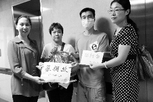 昨日,海珠区昌岗街街道办的相关负责人为王崇熙父母送来募捐款。信息时报记者 康健 摄
