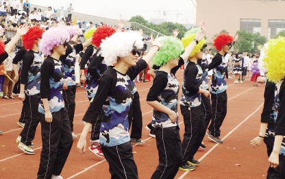 精彩校内外 日前,海宁市高级中学(华师海宁)举办第21届田径运动会