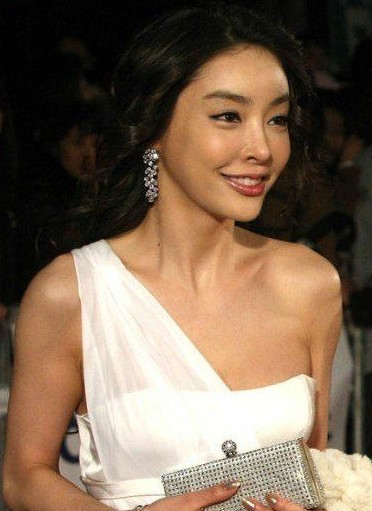 法院判决称,张紫妍的原经纪公司老板在2008年6月多次殴打张紫妍,并