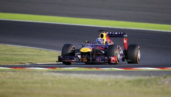 图文:F1日本大奖赛正赛 维特尔在弯道中