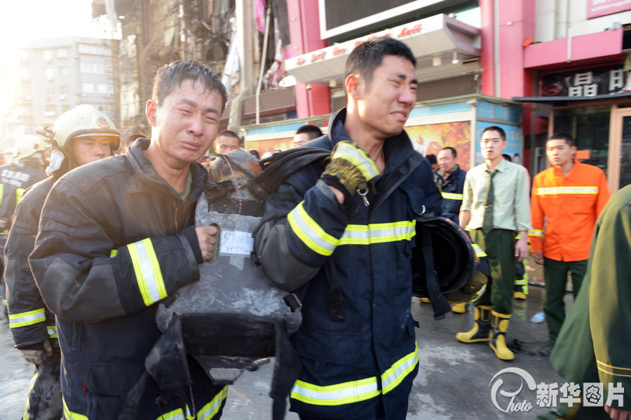 北京商场火灾 两消防员殉职战友挥泪告别(高清组图)