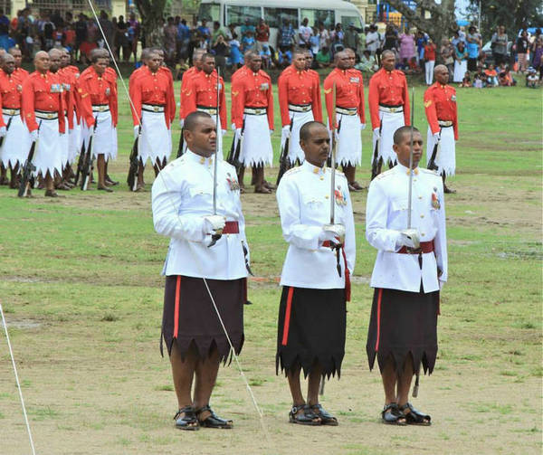 斐济举行阅兵庆祝国家独立日 仪仗队穿奇葩裙