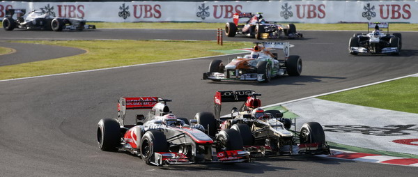图文:F1日本大奖赛正赛 弯道争夺战
