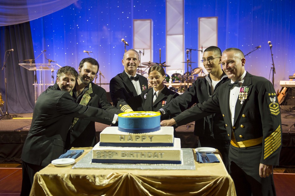 美国提前切蛋糕庆祝海军生日(组图)