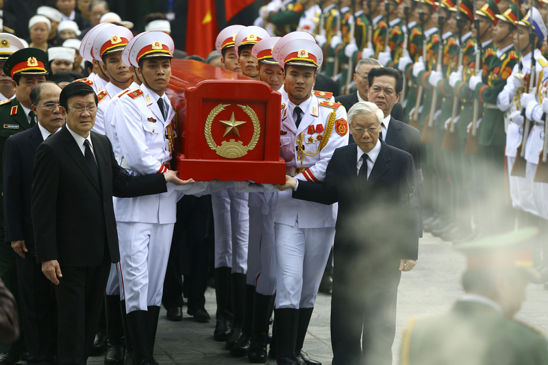 越南数十万人最后告别武元甲大将 政坛四巨头