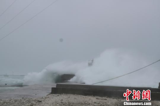14日上午，三沙市永兴岛码头受台风“百合”影响掀起10多米大浪。 蔚涛泽 摄