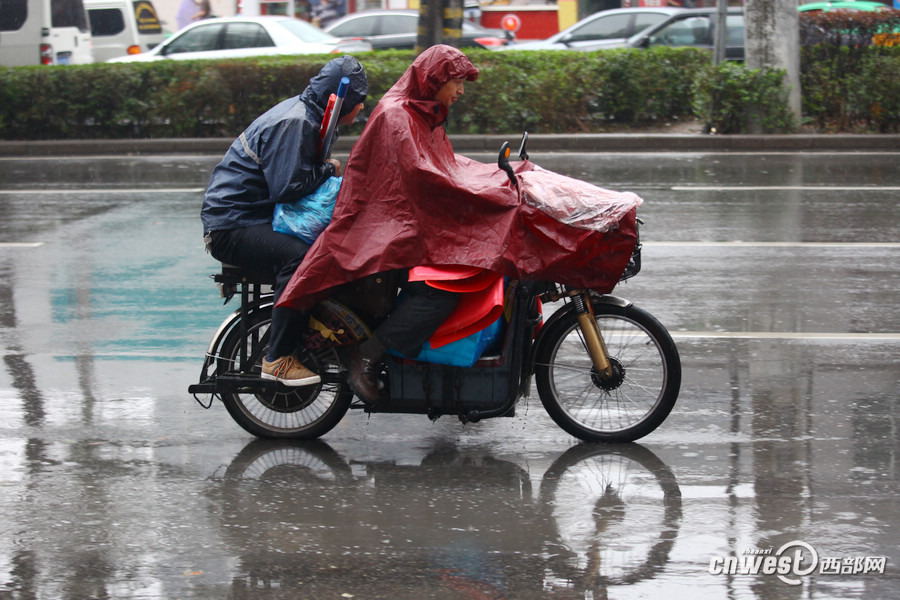 冷空气来袭陕西气温骤降 西安迎来降雨(组图)