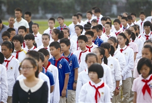 昨天,洪塘中学的学生们在听灾后第一课 摄影 记者 贾东流