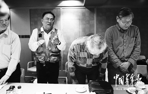 2013年10月7日,陈小鲁(右二)带领其他校友向老师鞠躬道歉。本报记者陈剑摄