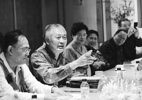陈小鲁在道歉会上发言。本报记者陈剑摄