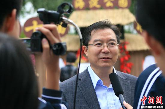 图为王殿军校长接受校园电视台采访