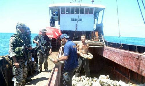 资料图：菲律宾海军骚扰中国渔船。
