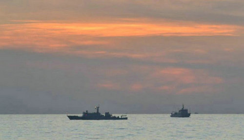 资料图：中国两艘海监船在黄岩岛海域游弋。