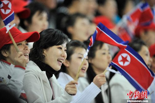 10月14日晚，东亚运动会男足决赛在天津奥体中心体育场进行。此役，中国U22男足迎来朝鲜队的挑战。现场的朝鲜美女拉拉队抢眼。中新社发 佟郁 摄