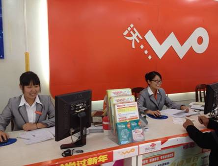 图为来凤联通中心营业厅营业员微笑服务时的情景.